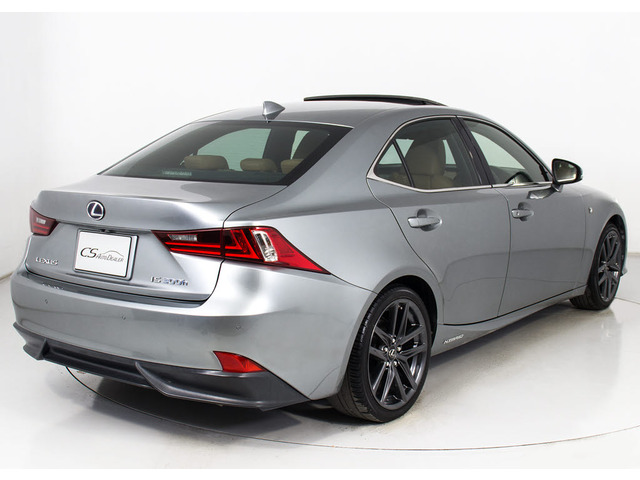 個性的なリアビューで御座います。精悍な佇まいは高級車ならではです。