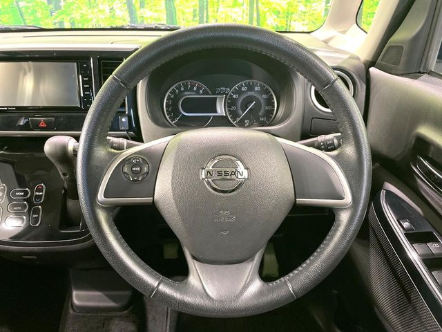 �C���e���A�ɍ��킹���f�U�C���̃X�e�A�����O�́A�^�]�������̂��Ƃ��l���A�^�]���₷���`��A�傫���ł��B�����x�A���ۂɐG���Ă��m���߂��������B