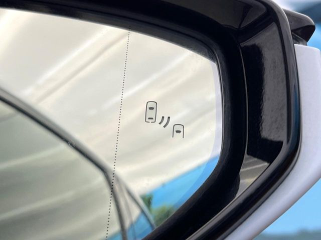 【ブラインドスポットモニター】走行中、ドアミラーの死角になりやすい箇所に後続車が接近するとサイドミラーのレンズに警告を表示!ドライバーに注意喚起をしてくれます。