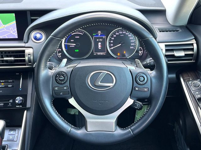 �C���e���A�ɍ��킹���f�U�C���̃X�e�A�����O�́A�^�]�������̂��Ƃ��l���A�^�]���₷���`��A�傫���ł��B�����x�A���ۂɐG���Ă��m���߂��������B