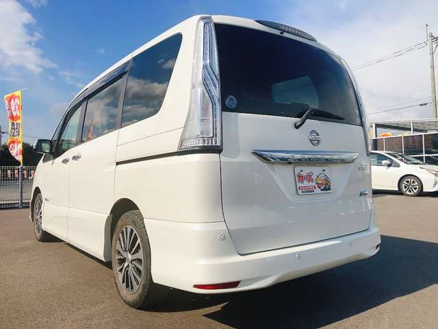 ���X�ł͌y�����Ԃ��畁�ʎԂ܂ŕ��L���I�[�����[�J�[�̎Ԏ�E�F�E�O���[�h��L�x�ɑ����Ă���܂��B