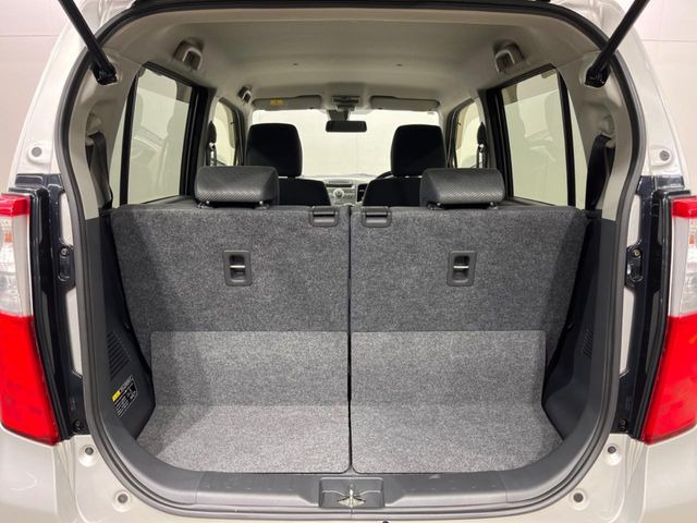 ���i�̂���������ʋ΁A���}���ɏ\���ȉ׎��X�y�[�X���m�ۂ��Ă���܂��B�Z�J���h�V�[�g��|���ƁA�傫�ȉו��̐ύڂ��\�ł���