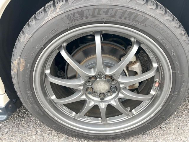 �y�A���~�z�C�[���z�O�ςɃ}�b�`�����A���~�z�C�[���𑕒����Ă���܂��B�e��A���~�z�C�[����A�X�^�b�h���X�^�C�����戵�����Ă���܂��B���񂲑��k����������