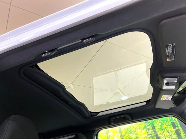 【ガラスルーフ】ガラスルーフ搭載で車内の解放感が一気にアップ!開放的なドライブをお楽しみいただけます。