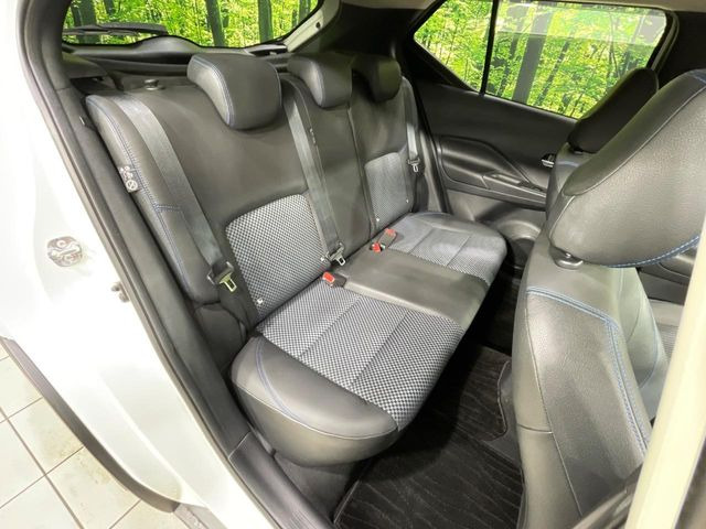 後部座席も気になるようなキズ・汚れやへたり等、大きなダメージはなく、良好な状態です。