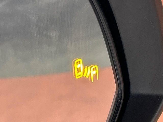 【ブラインドスポットモニター】走行中、ドアミラーの死角になりやすい箇所に後続車が接近するとサイドミラーのレンズに警告を表示!ドライバーに注意喚起をしてくれます。