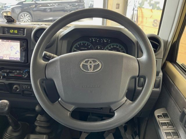 �C���e���A�ɍ��킹���f�U�C���̃X�e�A�����O�́A�^�]�������̂��Ƃ��l���A�^�]���₷���`��A�傫���ł��B�����x�A���ۂɐG���Ă��m���߂��������B