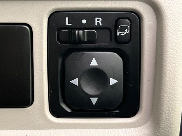 �y�d���i�[�~���[�z�T�C�h�~���[�͓d���i�[���ƂȂ��Ă���A�������ԏ�ł��L�Y�������X�N��}�����܂��B