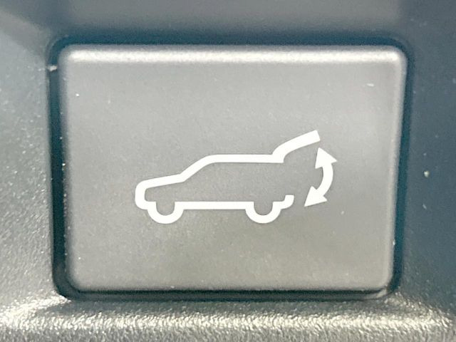 【パワーバックドア】スマートキーや運転席のボタンを押すだけでリアゲートが自動で開閉します!荷物を持っている時や、高い位置にあるバックドアを閉める際に便利な機能です♪