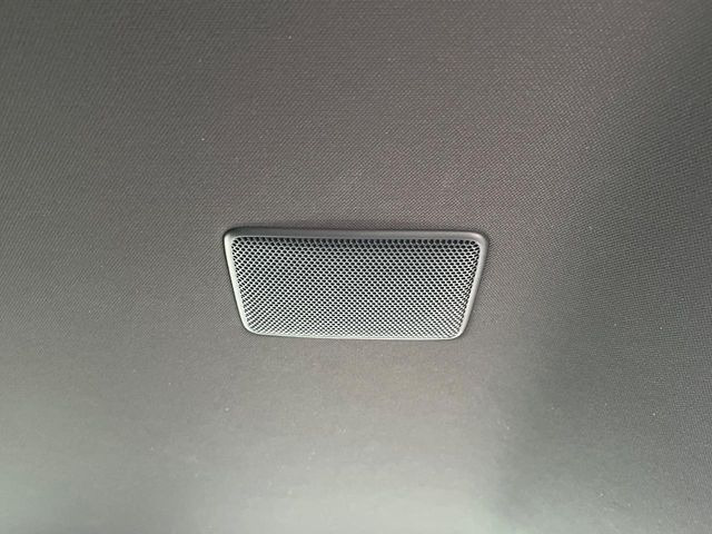 【プレミアムサウンドシステム】メーカーオプションの高品位サウンドシステムを搭載。専用のチューニングが施された大小様々なスピーカーから良質なサウンドが奏でられ、臨場感あふれる音響空間を演出します。