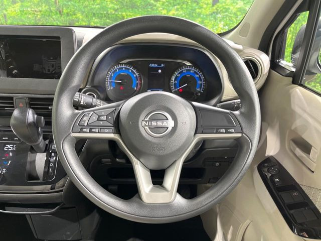 �C���e���A�ɍ��킹���f�U�C���̃X�e�A�����O�́A�^�]�������̂��Ƃ��l���A�^�]���₷���`��A�傫���ł��B�����x�A���ۂɐG���Ă��m���߂��������B