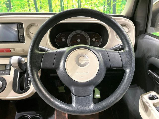 �C���e���A�ɍ��킹���f�U�C���̃X�e�A�����O�́A�^�]�������̂��Ƃ��l���A�^�]���₷���`��A�傫���ł��B�����x�A���ۂɐG���Ă��m���߂��������B