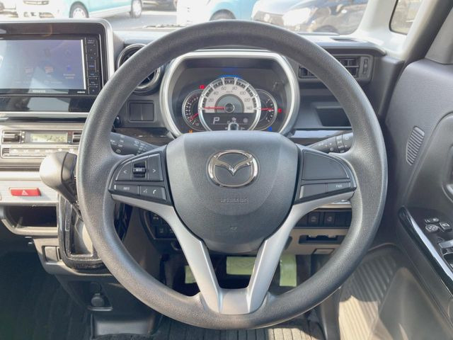 �C���e���A�ɍ��킹���f�U�C���̃X�e�A�����O�́A�^�]�������̂��Ƃ��l���A�^�]���₷���`��A�傫���ł��B�����x�A���ۂɐG���Ă��m���߂��������B