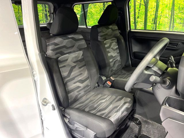 運転席シート廻りは使用感も少なく、良好な状態となっています。丁寧に使われていたことがよくわかりますね。