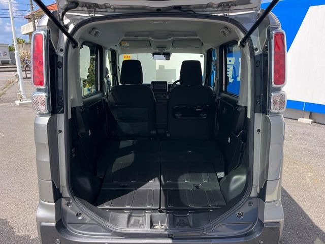 ���i�̂���������ʋ΁A���}���ɏ\���ȉ׎��X�y�[�X���m�ۂ��Ă���܂��B�Z�J���h�V�[�g��|���ƁA�傫�ȉו��̐ύڂ��\�ł���