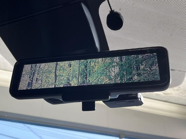 【インテリジェントルームミラー】後席の大きな荷物や同乗者で後方が確認しづらい時でも安心!カメラが撮影した車両後方の映像をルームミラー内に表示。クリアな視界で状況の確認が可能です!