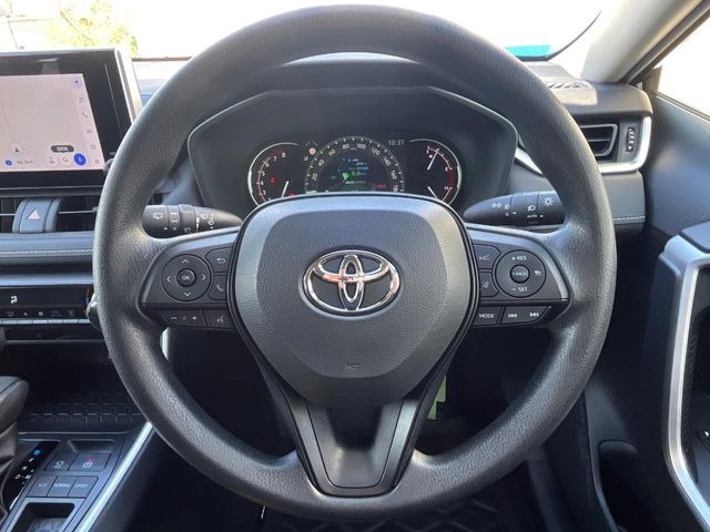 インテリアに合わせたデザインのステアリングは、運転される方のことも考え、運転しやすい形状、大きさです。是非一度、実際に触ってお確かめください。