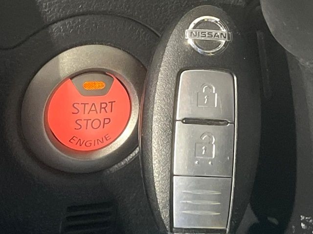 【アドバンストキー】カバンやポケットに入れたままでもドアの施錠・解錠が可能なスマートキーを装備。エンジンのオン・オフ時もカギを取り出す必要が無いからとっても便利です♪