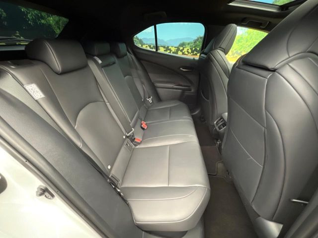 後部座席も気になるようなキズ・汚れやへたり等、大きなダメージはなく、良好な状態です。