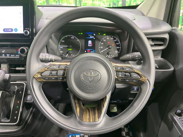 インテリアに合わせたデザインのステアリングは、運転される方のことも考え、運転しやすい形状、大きさです。是非一度、実際に触ってお確かめください。