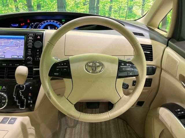 �C���e���A�ɍ��킹���f�U�C���̃X�e�A�����O�́A�^�]�������̂��Ƃ��l���A�^�]���₷���`��A�傫���ł��B�����x�A���ۂɐG���Ă��m���߂��������B