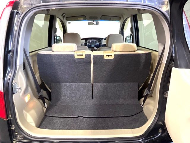 ���i�̂���������ʋ΁A���}���ɏ\���ȉ׎��X�y�[�X���m�ۂ��Ă���܂��B�Z�J���h�V�[�g��|���ƁA�傫�ȉו��̐ύڂ��\�ł���