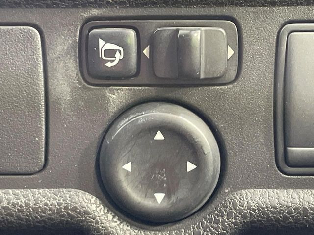 �y�d���i�[�~���[�z�T�C�h�~���[�͓d���i�[���ƂȂ��Ă���A�������ԏ�ł��L�Y�������X�N��}�����܂��B