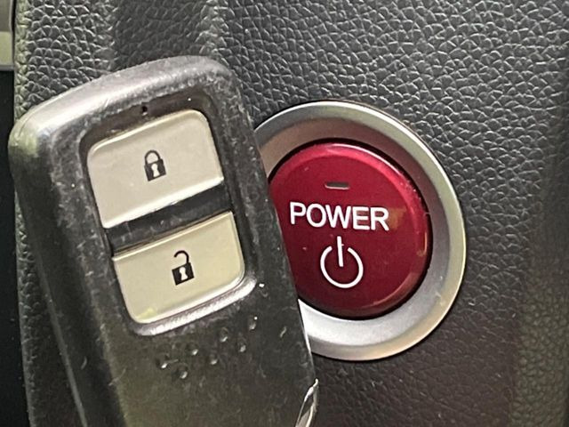 �yHonda�X�}�[�g�L�[�z�J�o����|�P�b�g�ɓ��ꂽ�܂܂ł��h�A�̎{���E�������\�ȃX�}�[�g�L�[�𑕔��B�G���W���̃I���E�I�t�����J�M�����o���K�v����������Ƃ��Ă��֗��ł���