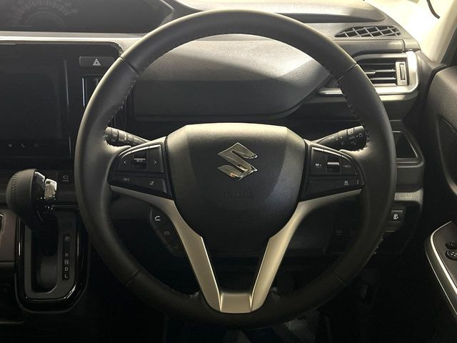 �C���e���A�ɍ��킹���f�U�C���̃X�e�A�����O�́A�^�]�������̂��Ƃ��l���A�^�]���₷���`��A�傫���ł��B�����x�A���ۂɐG���Ă��m���߂��������B