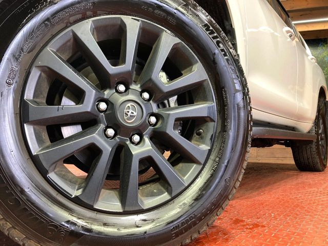 �y�����A���~�z�C�[���z�O�ςɃ}�b�`���������A���~�z�C�[���𑕒����Ă���܂��B�e��ЊO�A���~�z�C�[����A�X�^�b�h���X�^�C�����戵�����Ă���܂��B���񂲑��k����������