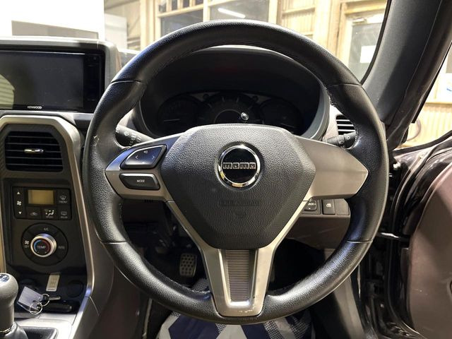 �C���e���A�ɍ��킹���f�U�C���̃X�e�A�����O�́A�^�]�������̂��Ƃ��l���A�^�]���₷���`��A�傫���ł��B�����x�A���ۂɐG���Ă��m���߂��������B