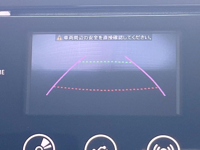 【バックカメラ】駐車時に後方がリアルタイム映像で確認できます。大型商業施設や立体駐車場での駐車時や、夜間のバック時に大活躍!運転スキルに関わらず、今や必須となった装備のひとつです!