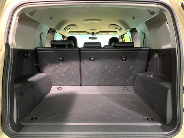 ���i�̂���������ʋ΁A���}���ɏ\���ȉ׎��X�y�[�X���m�ۂ��Ă���܂��B�Z�J���h�V�[�g��|���ƁA�傫�ȉו��̐ύڂ��\�ł���