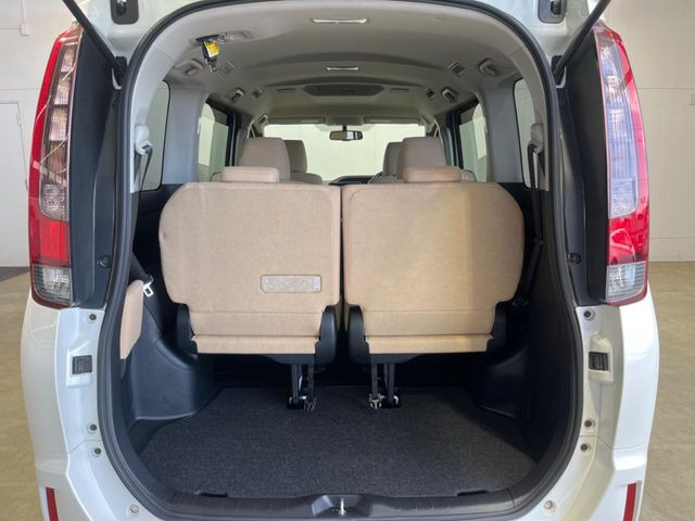 ���i�̂���������ʋ΁A���}���ɏ\���ȉ׎��X�y�[�X���m�ۂ��Ă���܂��B�Z�J���h�V�[�g��|���ƁA�傫�ȉו��̐ύڂ��\�ł���