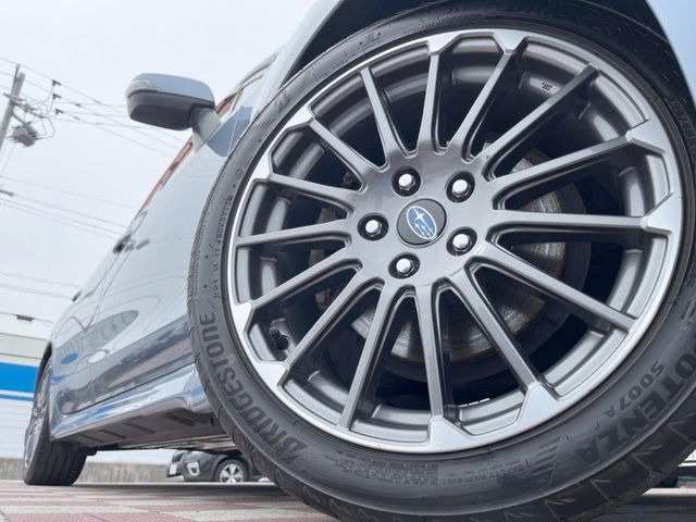 �ySTI�O���[�h����18�C���`�A���~�z�C�[���z�f�U�C�����̍��������A���~�z�C�[���𑕒����Ă���܂��B�e��ЊO�A���~�z�C�[����A�X�^�b�h���X�^�C�����戵�����Ă���܂��B���񂲑��k����������