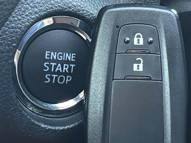 【スマートキー】カバンやポケットに入れたままでもドアの施錠・解錠が可能なスマートキーを装備。エンジンのオン・オフ時もカギを取り出す必要が無いからとっても便利です♪