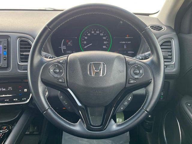 �C���e���A�ɍ��킹���f�U�C���̃X�e�A�����O�́A�^�]�������̂��Ƃ��l���A�^�]���₷���`��A�傫���ł��B�����x�A���ۂɐG���Ă��m���߂��������B