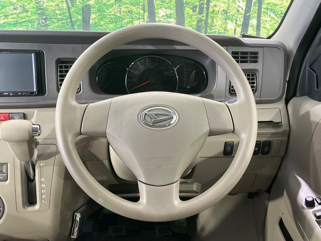 �C���e���A�ɍ��킹���f�U�C���̃X�e�A�����O�́A�^�]�������̂��Ƃ��l���A�^�]���₷���`��A�傫���ł��B�����x�A���ۂɐG���Ă��m���߂��������B