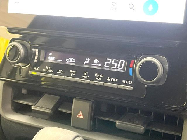 【オートエアコン】一度お好みの温度に設定すれば、車内の温度を検知し風量や温度を自動で調整。暑い&hellip;寒い&hellip;と何度もスイッチ操作をする必要はありません。快適な車内空間には必須の機能ですね♪