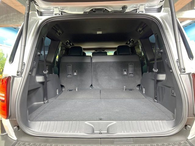 ���i�̂���������ʋ΁A���}���ɏ\���ȉ׎��X�y�[�X���m�ۂ��Ă���܂��B�Z�J���h�V�[�g��|���ƁA�傫�ȉו��̐ύڂ��\�ł���