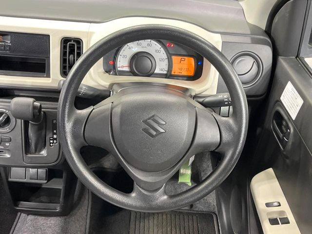 �C���e���A�ɍ��킹���f�U�C���̃X�e�A�����O�́A�^�]�������̂��Ƃ��l���A�^�]���₷���`��A�傫���ł��B�����x�A���ۂɐG���Ă��m���߂��������B