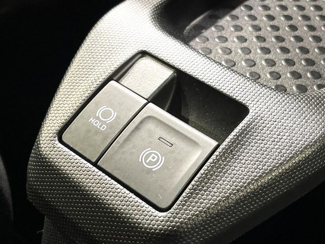 【電動パーキングブレーキ】パーキングブレーキは便利な電動式!ボタン一つで操作でき、アクセルを踏めば自動で解除されます♪レバーやペダルが無いので運転席廻りもすっきりしますね♪
