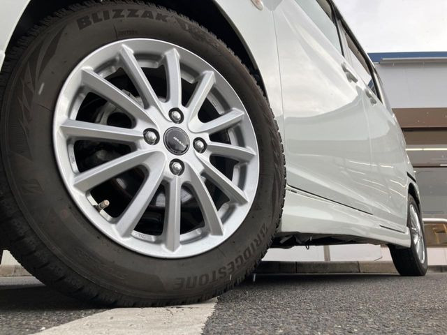 �y15�C���`�A���~�z�C�[���z�O�ςɃ}�b�`�����A���~�z�C�[���𑕒����Ă���܂��B�e��A���~�z�C�[����A�X�^�b�h���X�^�C�����戵�����Ă���܂��B���񂲑��k����������