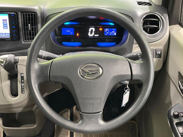 �C���e���A�ɍ��킹���f�U�C���̃X�e�A�����O�́A�^�]�������̂��Ƃ��l���A�^�]���₷���`��A�傫���ł��B�����x�A���ۂɐG���Ă��m���߂��������B