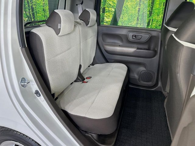 後部座席も気になるようなキズ・汚れやへたり等、大きなダメージはなく、良好な状態です。