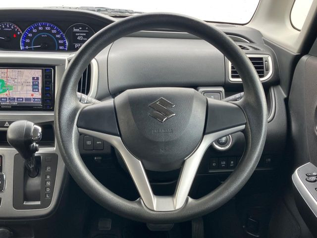 �C���e���A�ɍ��킹���f�U�C���̃X�e�A�����O�́A�^�]�������̂��Ƃ��l���A�^�]���₷���`��A�傫���ł��B�����x�A���ۂɐG���Ă��m���߂��������B