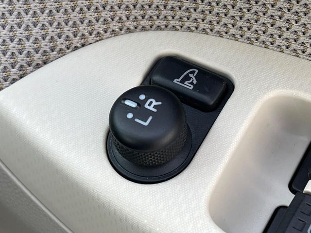 �y�d���i�[�~���[�z�T�C�h�~���[�͓d���i�[���ƂȂ��Ă���A�������ԏ�ł��L�Y�������X�N��}�����܂��B