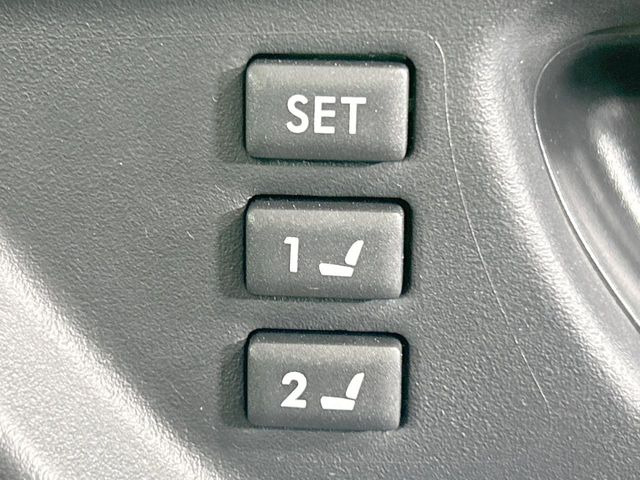 【メモリー機能付きパワーシート】ドライバーごとに設定したシート位置を記憶して、ボタン一つで切り替えできる便利な機能!運転する方が複数名いらっしゃるご家庭におすすめです♪