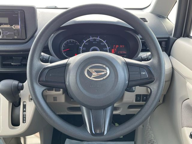 �C���e���A�ɍ��킹���f�U�C���̃X�e�A�����O�́A�^�]�������̂��Ƃ��l���A�^�]���₷���`��A�傫���ł��B�����x�A���ۂɐG���Ă��m���߂��������B