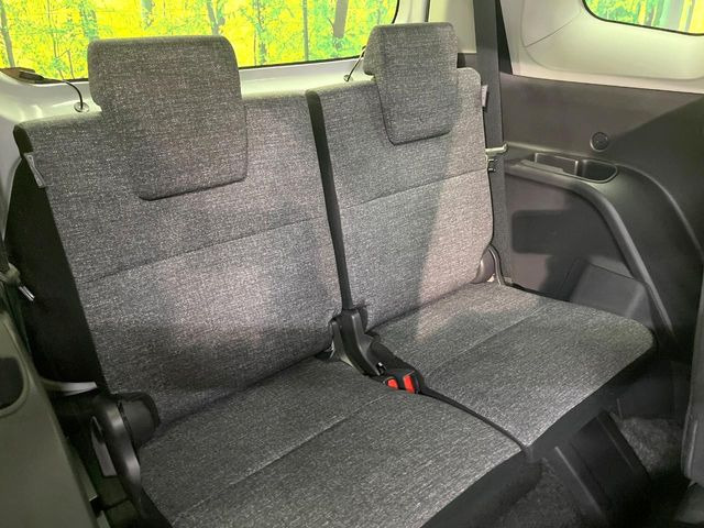 3列目シートはもちろん状態良好☆大人でもゆったりと座って頂けますので、大人数でのお出かけもラクラクです♪ご家族で、気の知れた仲間で、ドライブに行くのが楽しみですね♪